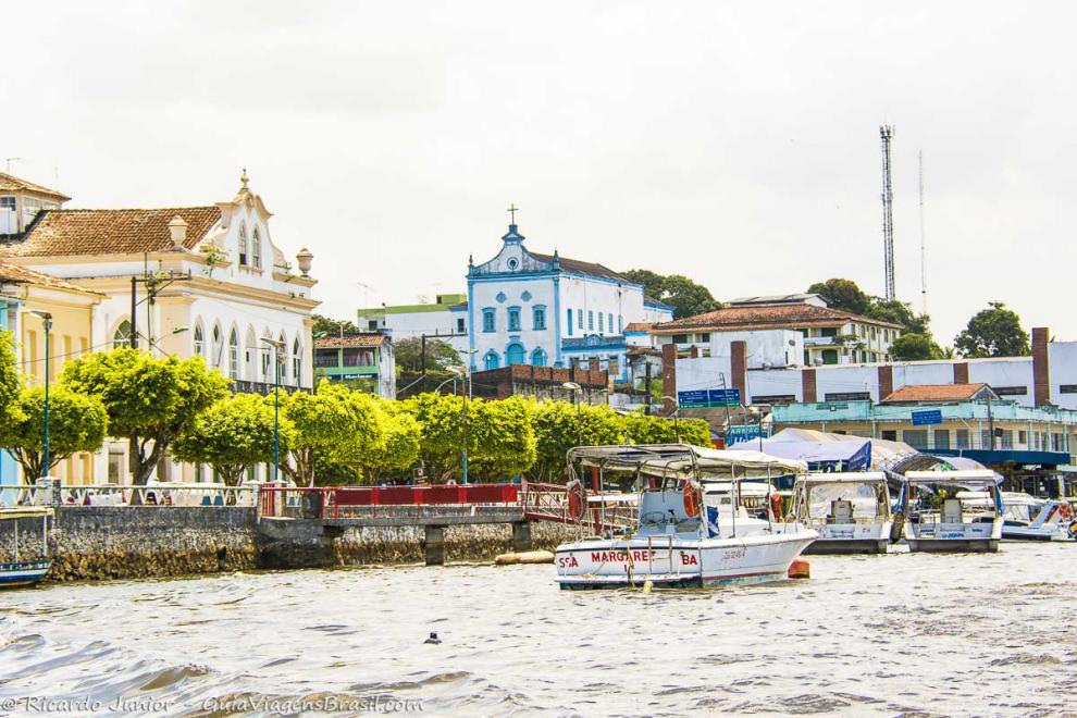 Imagem dos barcos e ao fundo a linda cidade com suas igrejas e casas históricas.